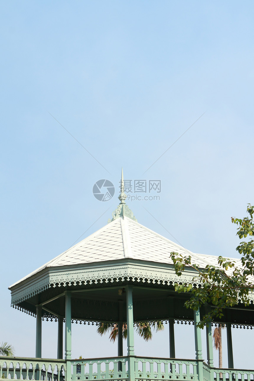 国王R夏宫阿斯当码头屋顶的A部分太阳住宅热带木头码头建造旅行晴天天空蓝色图片