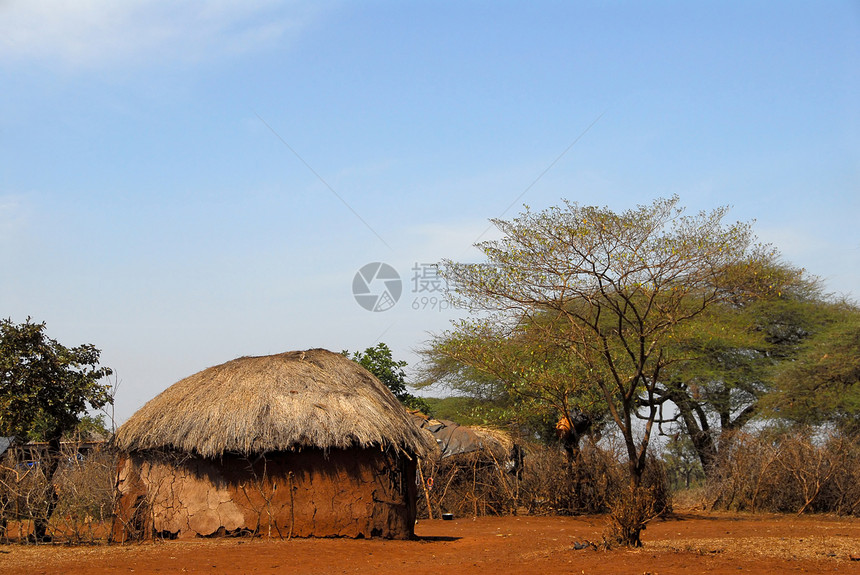 非洲贫困马赛人屋顶传统茅草小屋苦难房子部落图片