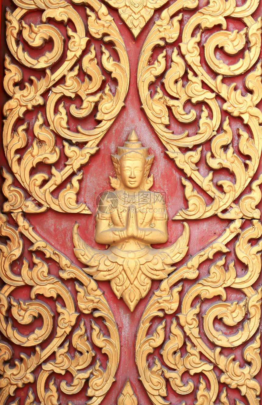 传统泰语风格的雕刻艺术 在寺庙门前雕塑文化窗户木雕宗教装饰手工古董房子工艺图片