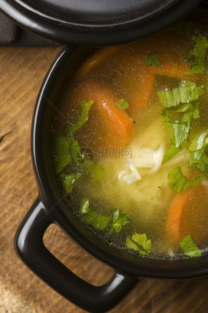 陶瓷碗中的鸡汤白色摄影食物面条香菜盘子午餐蔬菜黄色健康图片