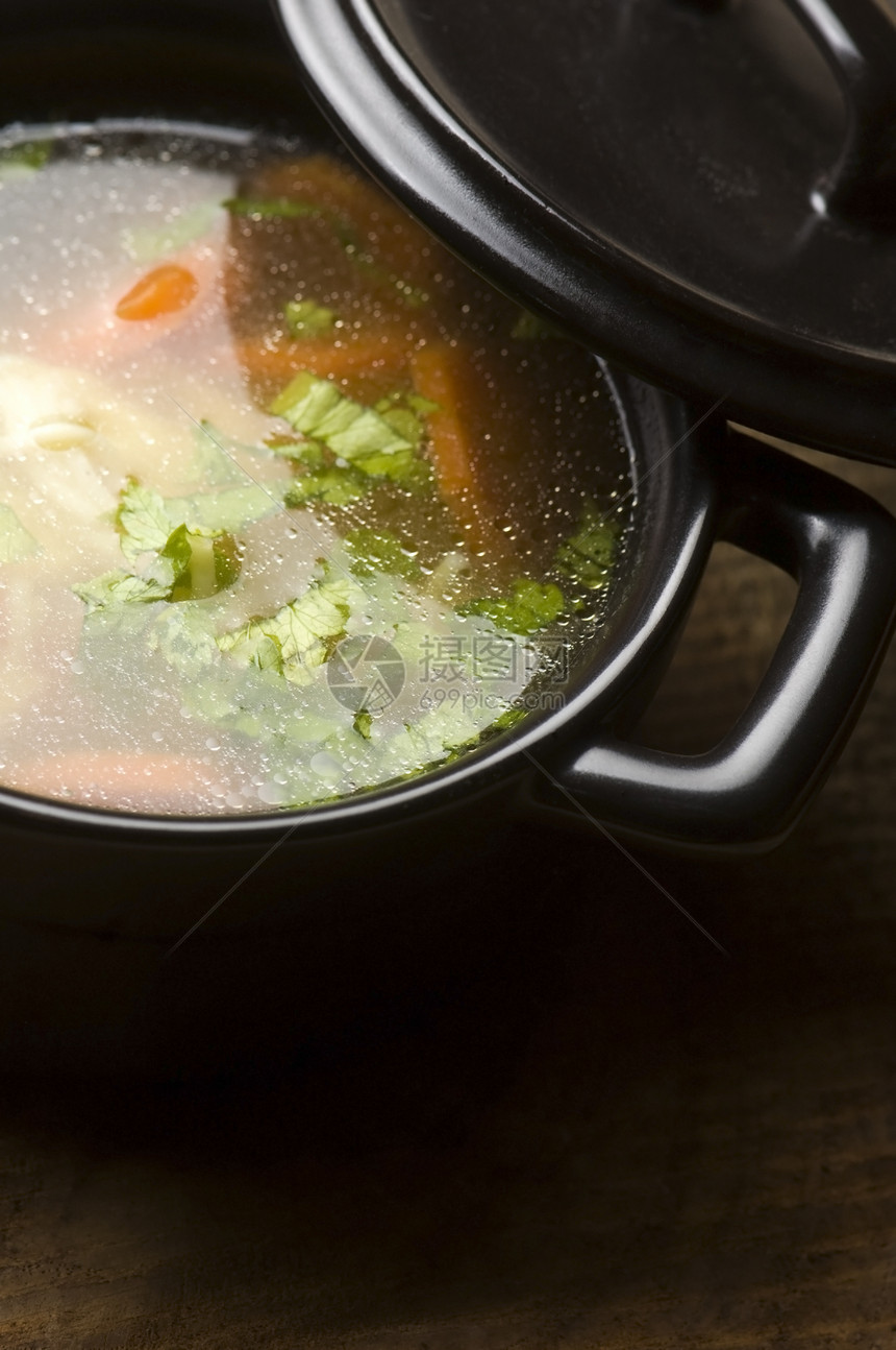 陶瓷碗中的鸡汤香菜白色健康摄影盘子午餐食物面条肉汤黄色图片