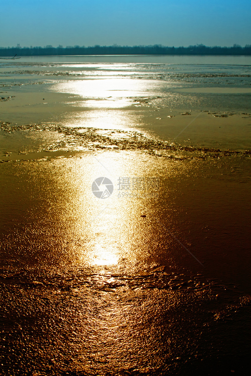 日落时冰冻湖图片