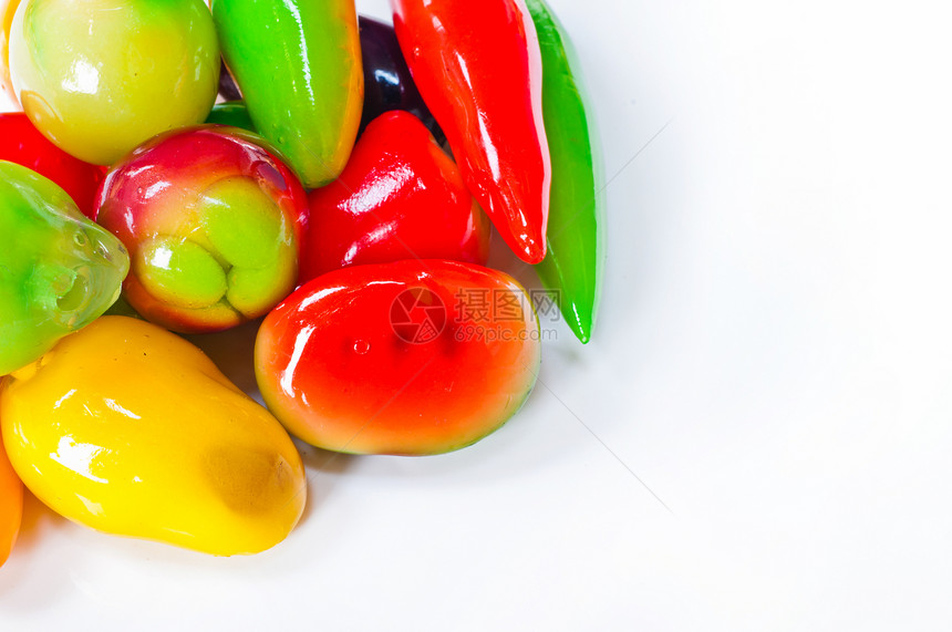 以水果形式制成的甜菜盘辣椒绿色豆子甜点黄色橙子创造力食物宏观红色图片