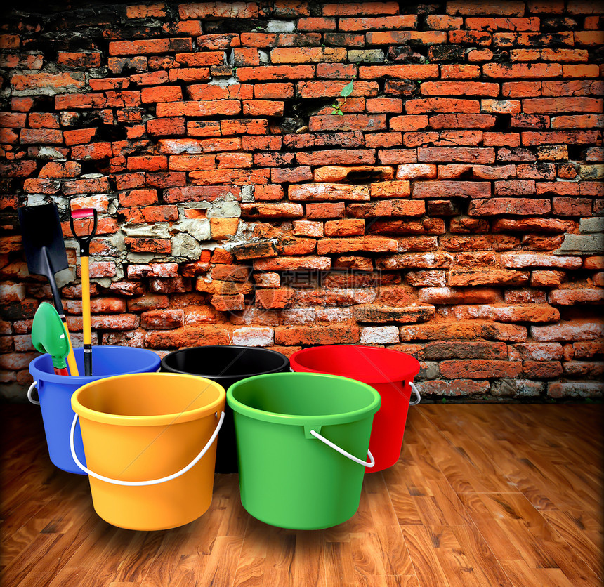 用砖墙铲和桶子木头房子塑料裂缝地面公寓损害童年风化阴影图片