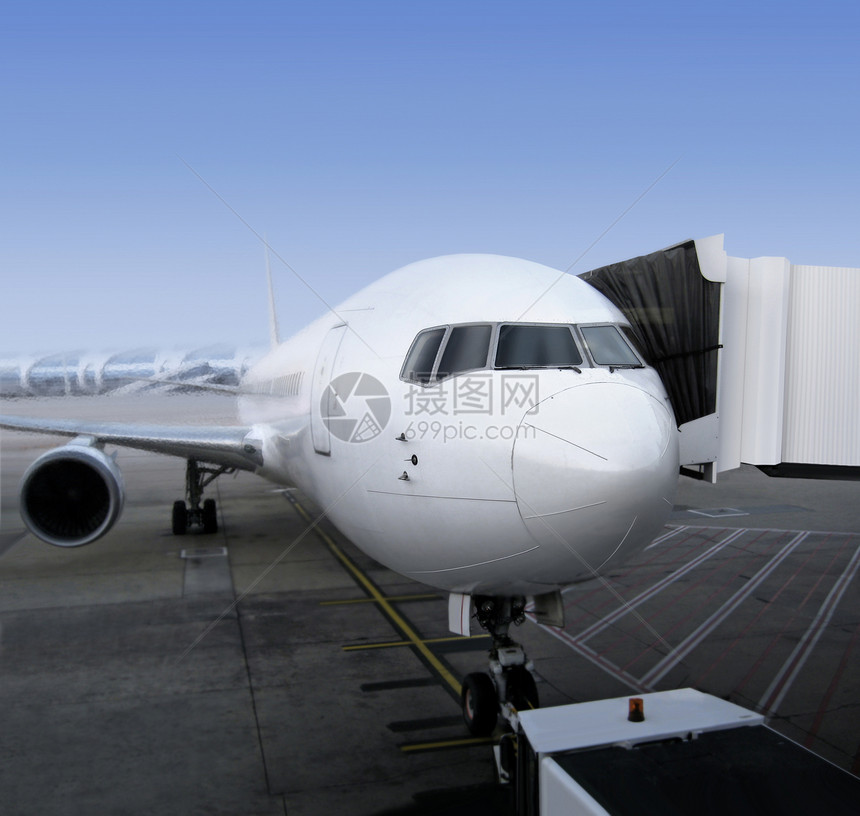 飞机停在机场客机喷射假期涡轮服务旅游航空支援拖拉机运输图片