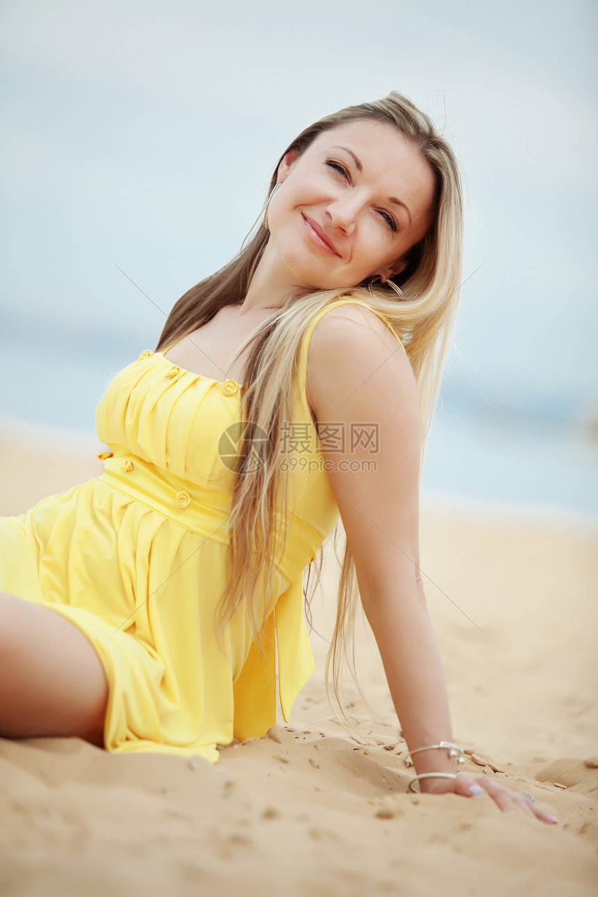 女人睡在沙滩上女士旅行女性休息蓝色假期闲暇金发海滩喜悦图片