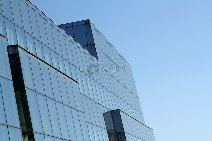 装有玻璃墙的现代建筑角落天空玻璃建筑学窗户反射办公室蓝色图片
