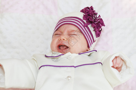 哭泣的新生儿女婴背景图片