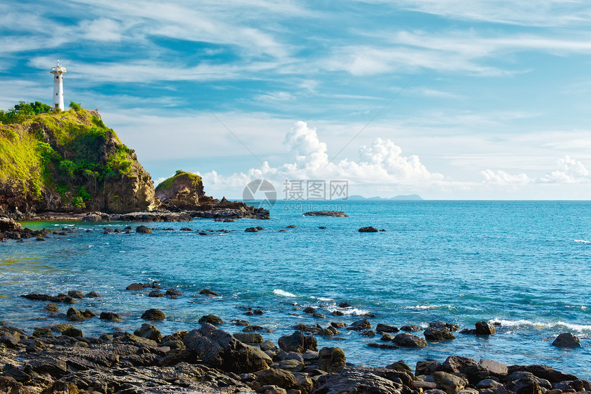 悬崖上的灯塔海滩海岸石头海洋海岸线岩石冲浪天空假期支撑图片