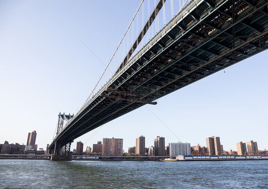 曼哈顿桥通向纽约中城图片