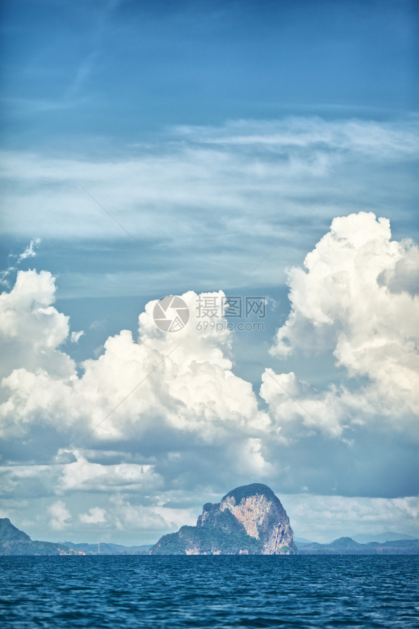安达曼海景岩石蓝色天空薄雾全景水晶海洋假期热带天蓝色图片