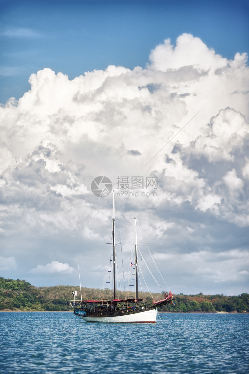 海上游艇太阳运输地平线风景旅行热带航行森林水晶岩石图片