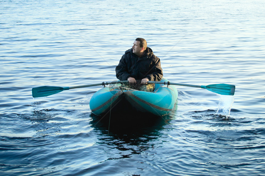 橡胶船渔民渔夫娱乐森林纺纱钓鱼深色男人男性照片成人图片