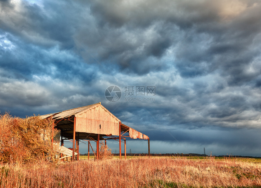 暴风雨中荒漠的谷仓遗弃天空下雨阳光农场天气建筑物建筑风景阳光照射图片