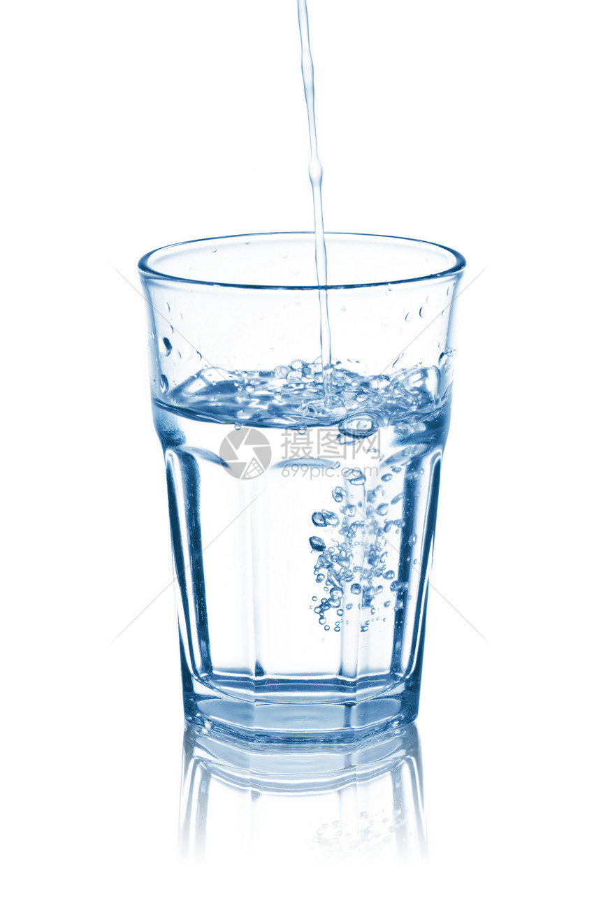 将水倒入玻璃杯中玻璃气泡喷泉运动海浪液体反射饮料口渴蓝色图片