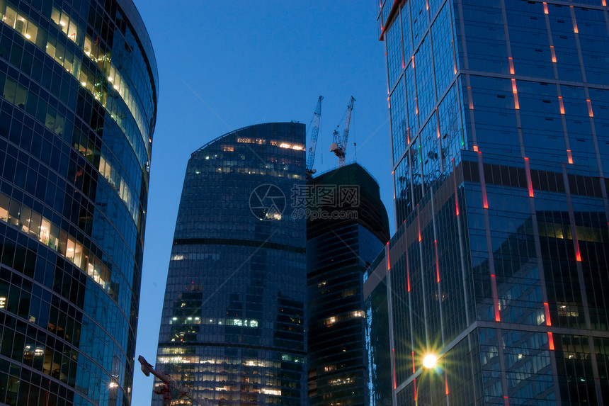 办公大楼晚上的办公楼玻璃公司建筑建筑师办公室财产技术城市中心蓝色图片