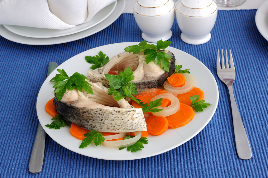 含蔬菜的煮鱼刀具装饰自助餐蒸汽香菜饮食烹饪洋葱午餐餐饮图片