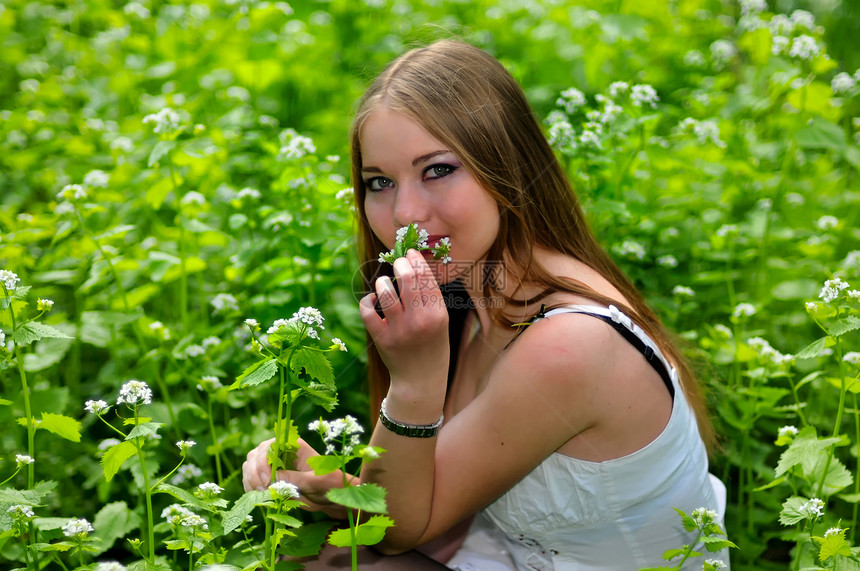 青草女孩的肖像公园绿色白色草地幸福花朵植物黄色美丽图片