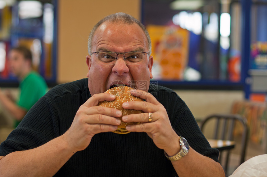 男人在快餐餐厅吃汉堡早餐享受快乐食物营养午餐饮食男性饥饿垃圾图片