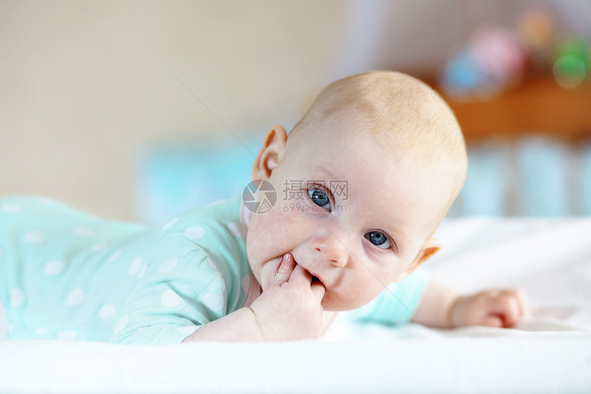 一个四个月大的婴儿的肖像孩子女孩男生卧室童年眼睛育儿工作室快乐手指图片
