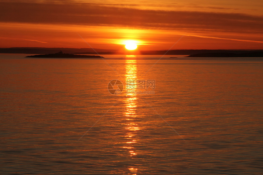 日出在海边海浪天空海岸红色图片