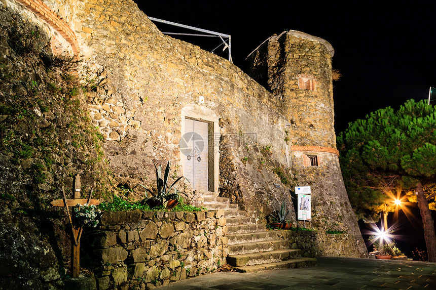 里奥马焦雷灯火通明的城堡在晚上 五渔村 意大利图片