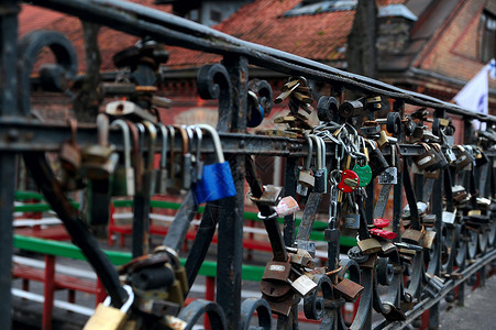 桥上的锁团体安全腐蚀传统警卫街道金属高清图片
