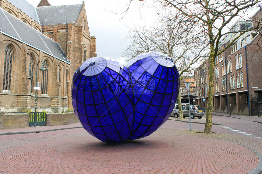 荷兰Delft市广场的抽象雕塑 荷兰街道金属公园游客艺术品玻璃旅行正方形艺术纪念碑图片