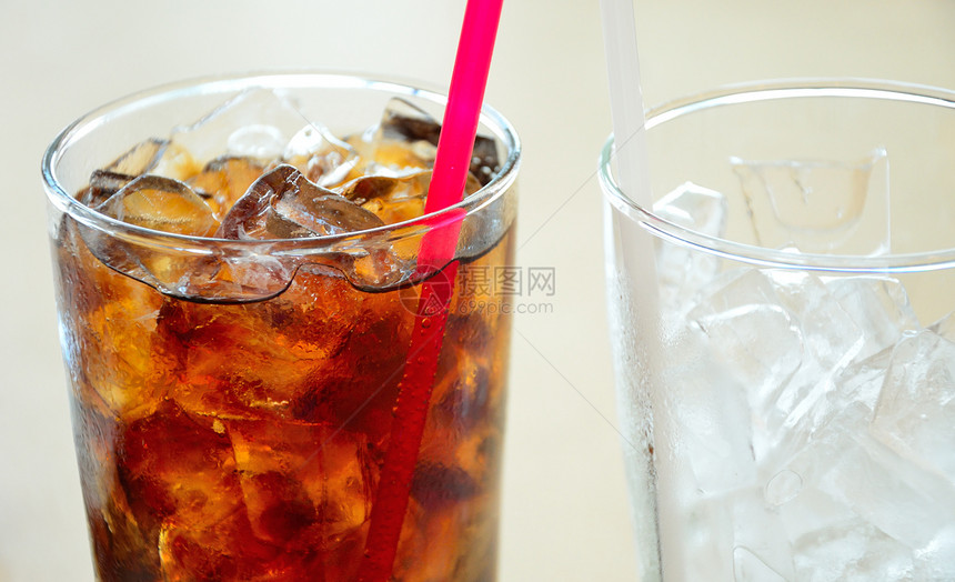 软饮料红色管子玻璃可乐管道图片