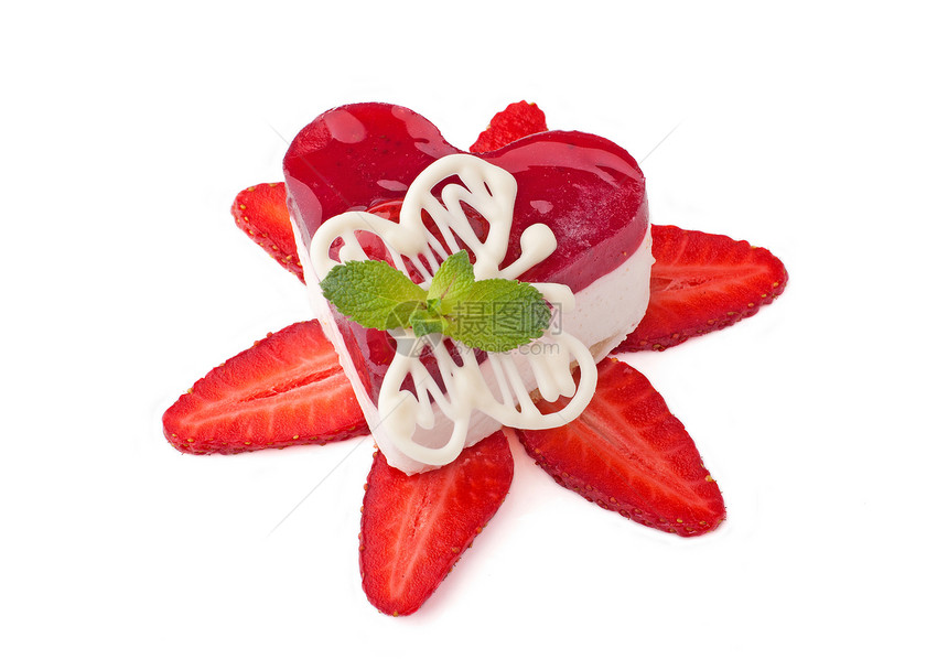 用草莓做的蛋糕心脏图片