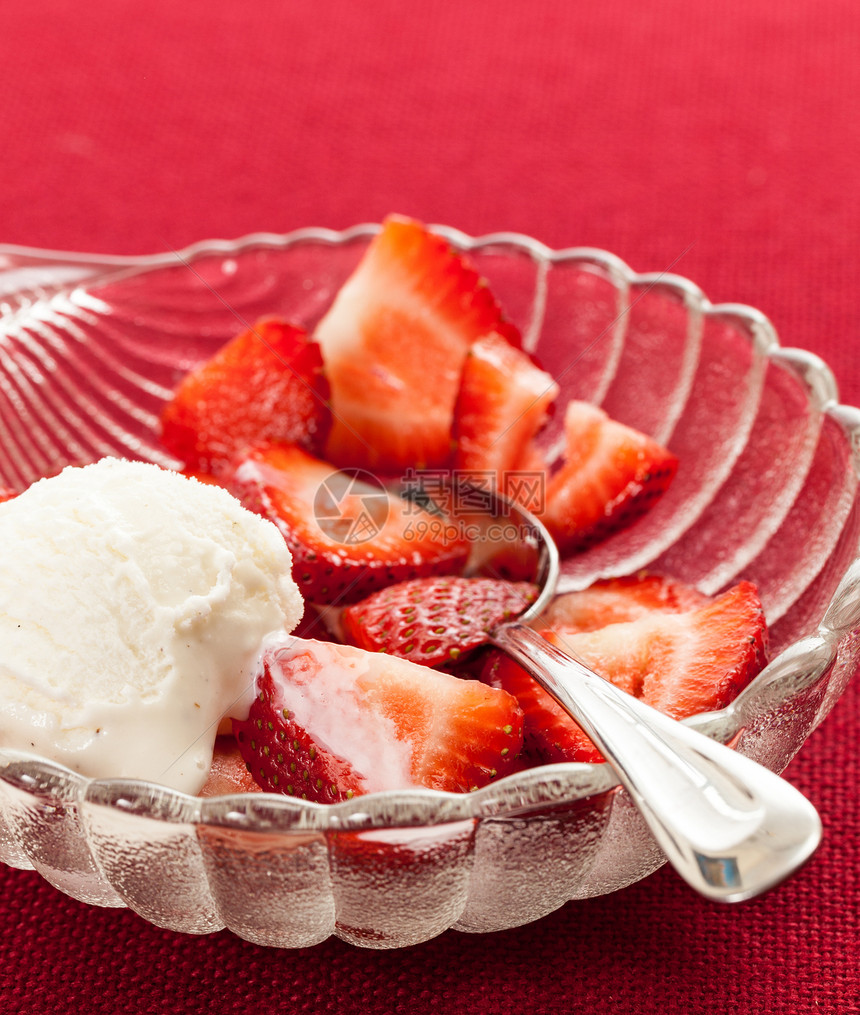 玻璃碗中新鲜切片草莓水果盘子小吃刀具甜点冰淇淋饮食汤匙冰块香草图片