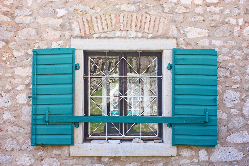 打开窗口百叶窗房子安全木头快门石头窗户绿色框架建筑图片