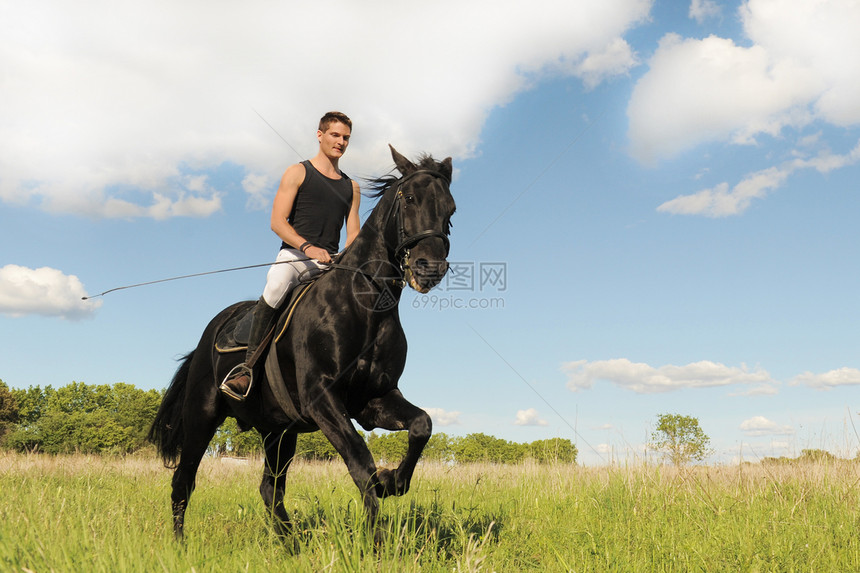 青年男子和马马天空黑色男性骑马场地头盔运动白色马术动物图片