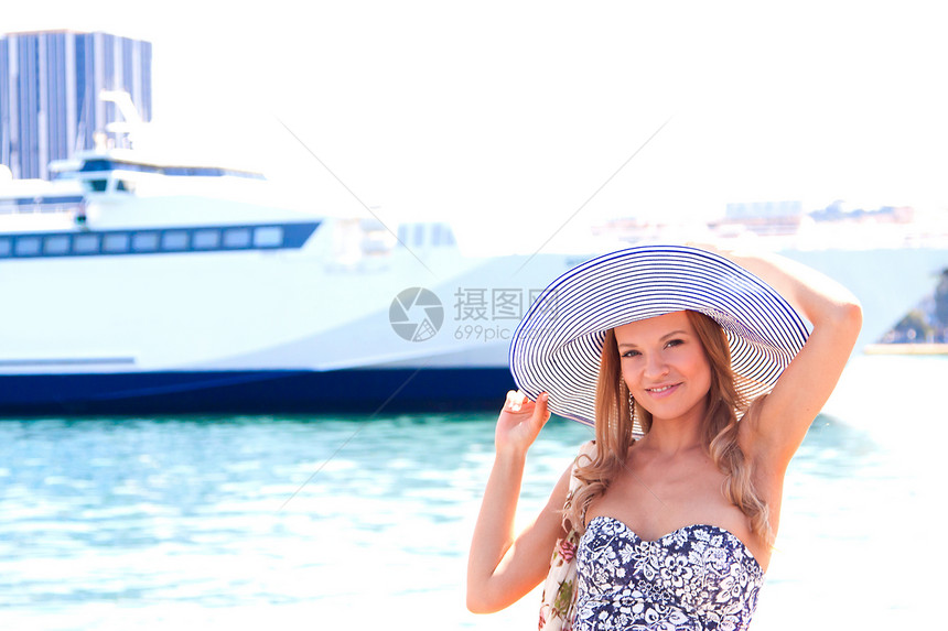 穿洋船背景的姑娘女士海岸线乘客假期旅行气候女孩们闲暇巡航天空图片