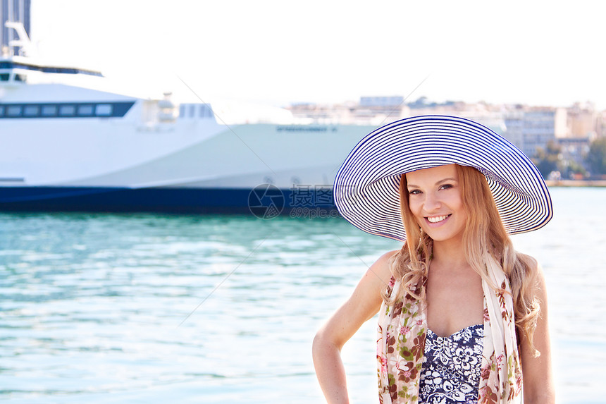 穿洋船背景的姑娘天空成人女孩们运输假期女性头发海岸线旅行乘客图片