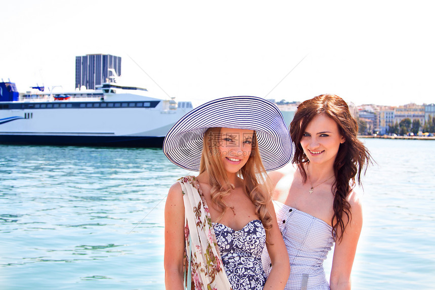 两个身在远洋轮底部的女孩艺术活动血管旅行假期海岸线女性帽子冒充女孩们图片