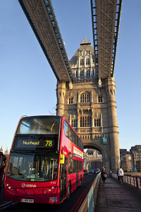 伦敦的公交车过塔桥高清图片