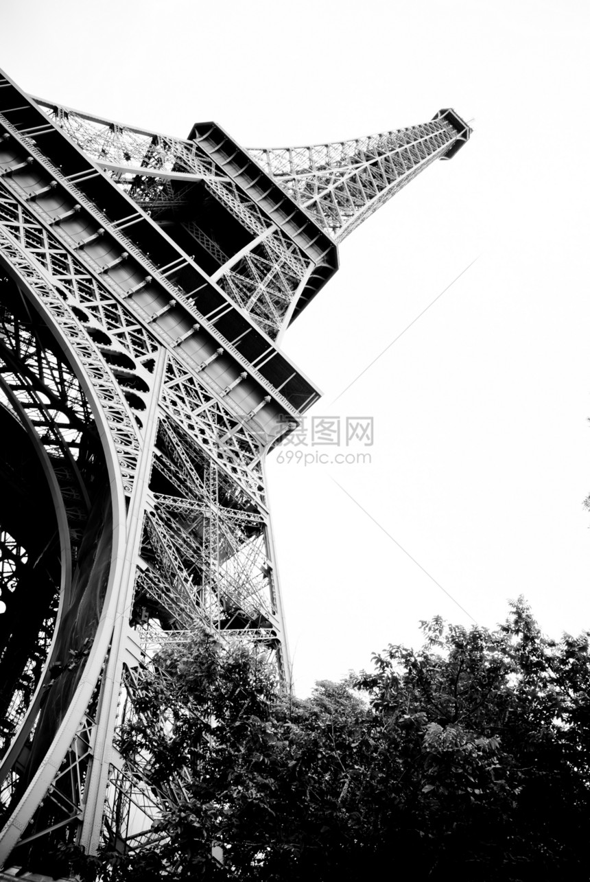 黑白埃菲尔铁塔低角度纪念碑黑色建筑学国际风格目的地旅游视图植被图片