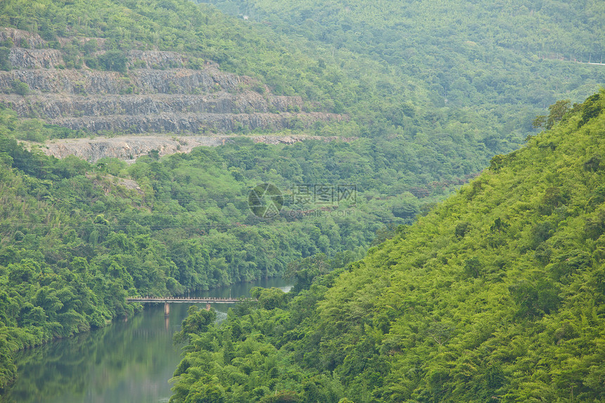 通往丛林山的桥梁岩石森林建筑爬坡木头石头文化场景悬崖流动图片