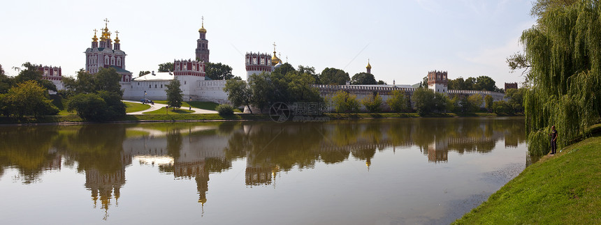 Novodevichy女修道院在莫斯科池塘的景象图片