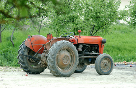 旧拖拉机机械柴油机工业红色主力农场驾驶农业收成农学背景图片