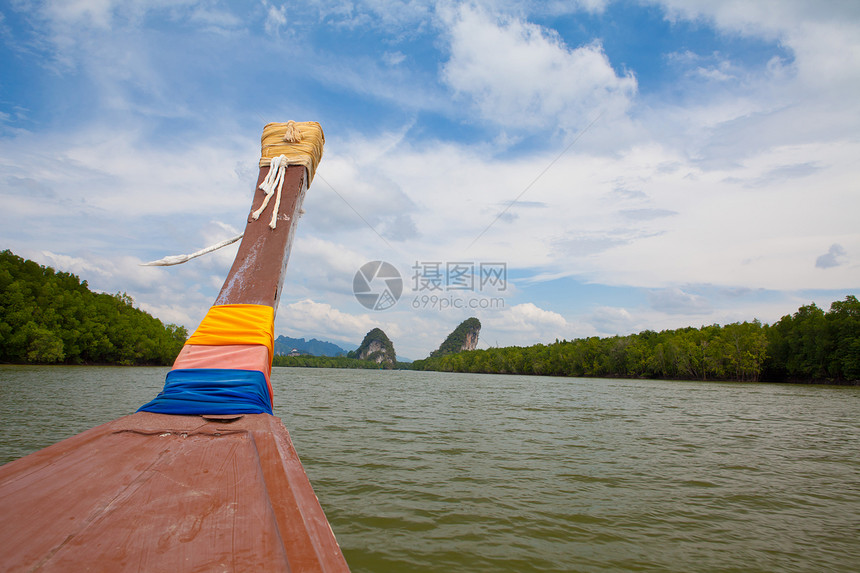 河上的船只海滩情调晴天海洋天空假期蓝色珊瑚旅行尾巴图片