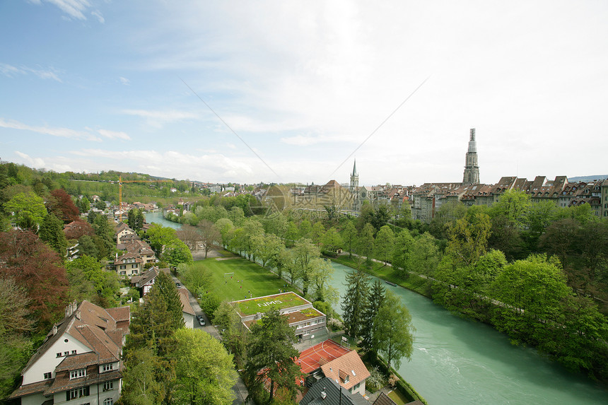 瑞士伯尔尼古城附近河上风景图片