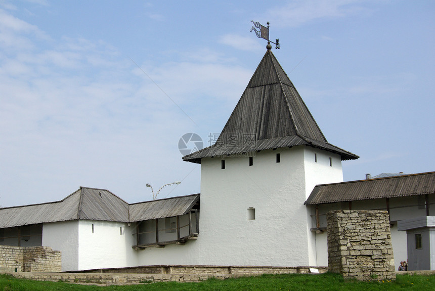 普斯科夫旧塔绿色天空城堡衬套旅游公园场景石头建筑学废墟图片
