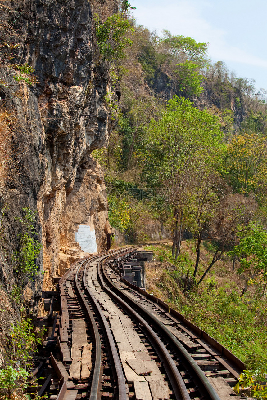 死亡铁路绿色火车风景旅行木头岩石天空金属运输铁轨图片