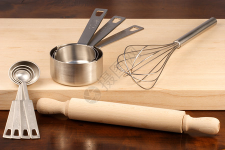 木头上的厨房用具套装厨具不锈钢金属擀面杖砧板高清图片