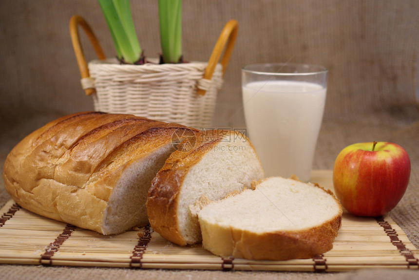 白面包食物牛奶杯子麻布食品垫白色静物饮料篮子竹子图片
