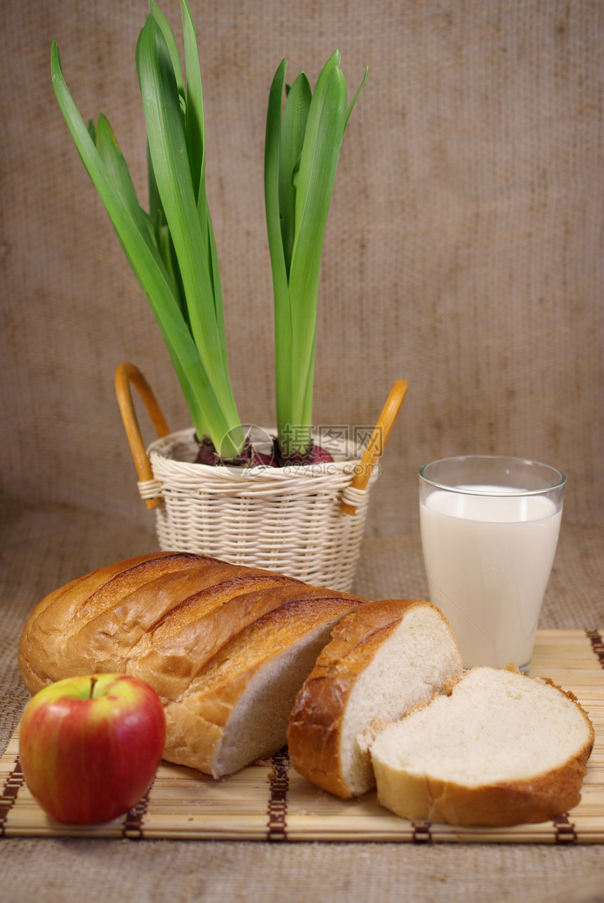 白面包白色食物饮料食品垫杯子竹子静物篮子牛奶麻布图片