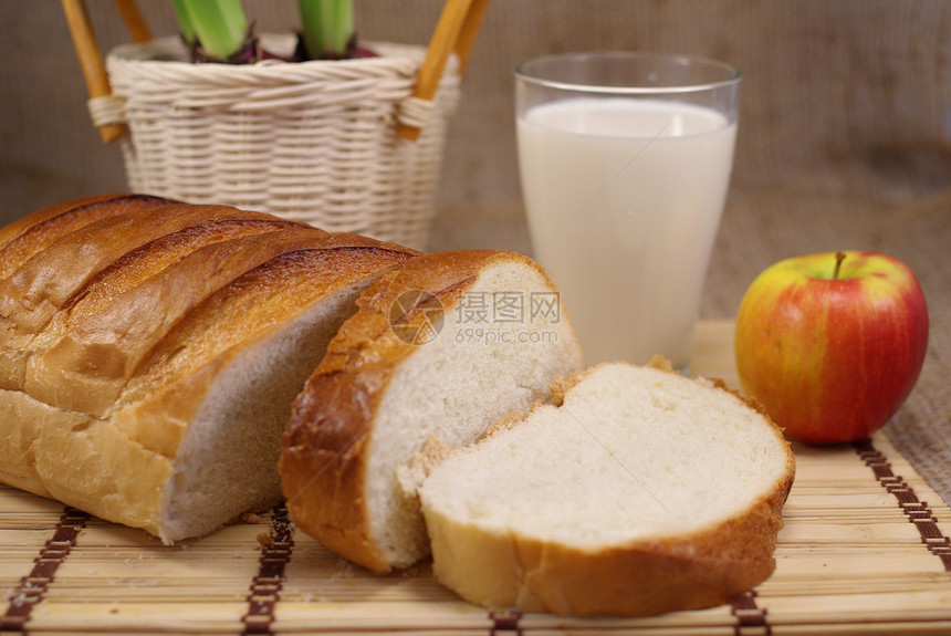 白面包饮料食品垫麻布篮子竹子牛奶食物静物杯子白色图片