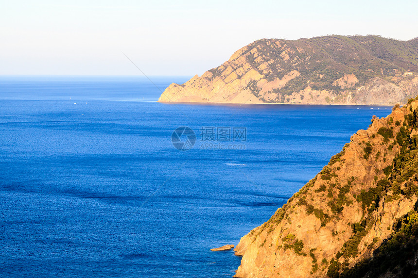 Cinque Ter的Corniglia村附近的野生和落基海岸旅行旅游天空全景大地远足爬坡人行道文化地形图片